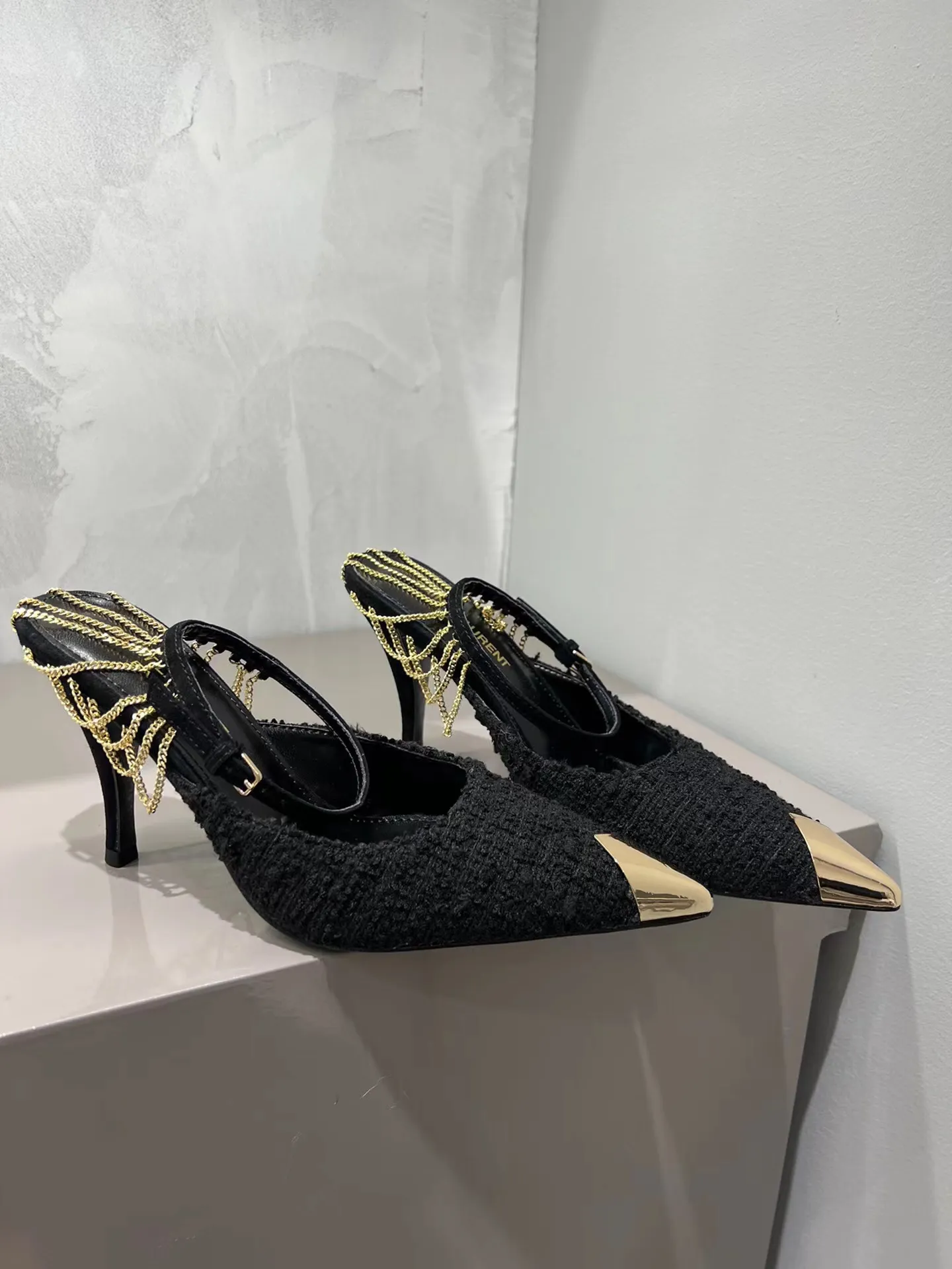 👟👟Ex-factory price 480👟👟 YSL Saint Laurent's new beautiful chain metal pointed-toe high heels. Original purchase. Really a stunner for women. Material: Customized woolen/imported Yangjing upper, original hardware molding, foot pad sheepskin, Italian genuine leather outsole. Heel height: 9cm. Available in two colors: silver chain and gold chain. Sizes: 35–39 (40 is custom-made and non-refundable)